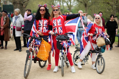 Người hâm mộ hoàng gia chờ đợi trước Lễ đăng quang của Vua Charles và Hoàng hậu Camilla ở London, Anh ngày 4-5 - Ảnh: REUTERS Người hâm mộ hoàng gia chờ đợi trước Lễ đăng quang của Vua Charles và Hoàng hậu Camilla ở London, Anh ngày 4-5 - Ảnh: REUTERS