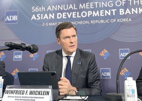 Tổng giám đốc phụ trách Đông Nam Á của ADB Winfried F. Wicklein trao đổi với báo chí ở Incheon (Hàn Quốc) vào ngày 5-5 - Ảnh: NHẬT ĐĂNG Tổng giám đốc phụ trách Đông Nam Á của ADB Winfried F. Wicklein trao đổi với báo chí ở Incheon (Hàn Quốc) vào ngày 5-5 - Ảnh: NHẬT ĐĂNG