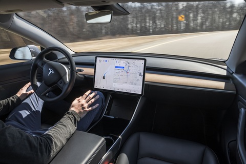 Tesla triệu hồi 2 triệu xe để giới hạn tính năng tự lái- Ảnh 4. Việc người dùng chủ quan (một phần vì quảng cáo sai sự thật của Tesla) khiến nhiều tai nạn nghiêm trọng xảy ra - Ảnh: Teslarati