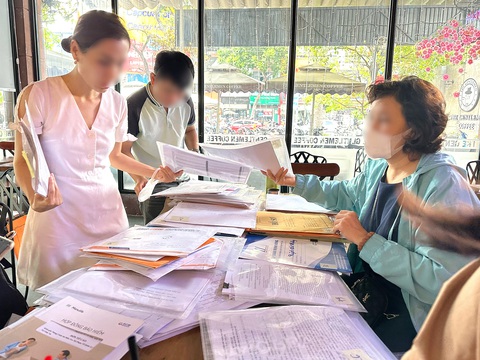 Trước khi Manulife chịu ngồi lại trao đổi, hàng trăm khách hàng đã gửi đơn tố cáo đến công an - Ảnh: BÔNG MAI Trước khi Manulife chịu ngồi lại trao đổi, hàng trăm khách hàng đã gửi đơn tố cáo đến công an - Ảnh: BÔNG MAI