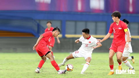 U22 Việt Nam cần cải thiện lối chơi - Ảnh 1. Thái Sơn (giữa) được kỳ vọng sẽ là cầu nối hữu hiệu cho hàng thủ và hàng công của U22 Việt Nam - Ảnh: N.K.