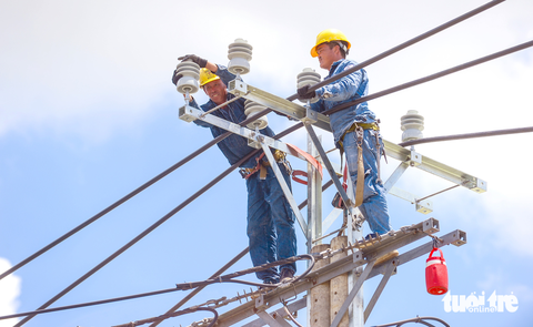 Tăng giá điện đồng thời ngành điện cũng tăng đầu tư hệ thống đường dây truyền tải nhằm phục vụ điện ổn định. Trong ảnh: thi công điện trên quốc lộ 50, huyện Bình Chánh, TP.HCM - Ảnh: QUANG ĐỊNH Tăng giá điện đồng thời ngành điện cũng tăng đầu tư hệ thống đường dây truyền tải nhằm phục vụ điện ổn định. Trong ảnh: thi công điện trên quốc lộ 50, huyện Bình Chánh, TP.HCM - Ảnh: QUANG ĐỊNH