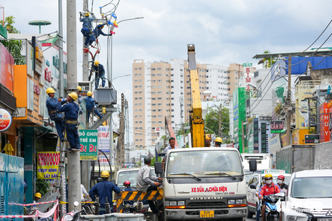Nhằm ổn định nguồn điện trong sinh hoạt, sản xuất điện lực TP.HCM tăng cường đầu tư nâng cấp hệ thống điện trên đường Lạc Long Quân (quận 11) - Ảnh: HỮU HẠNH Nhằm ổn định nguồn điện trong sinh hoạt, sản xuất điện lực TP.HCM tăng cường đầu tư nâng cấp hệ thống điện trên đường Lạc Long Quân (quận 11) - Ảnh: HỮU HẠNH