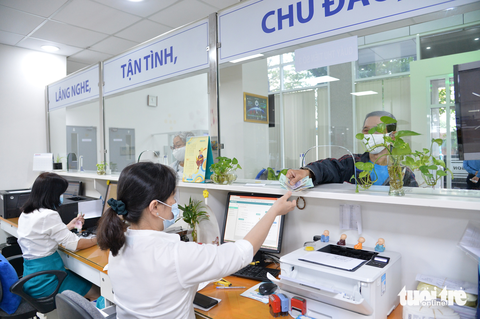 Người dân đóng tiền điện tại Điện lực Sài Gòn - Ảnh: TỰ TRUNG Người dân đóng tiền điện tại Điện lực Sài Gòn - Ảnh: TỰ TRUNG