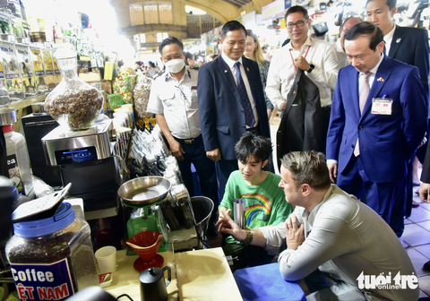 Thủ tướng Luxembourg mua sắm ở chợ Bến Thành - Ảnh 2. Thủ tướng Luxembourg mua sắm ở chợ Bến Thành - Ảnh 2.