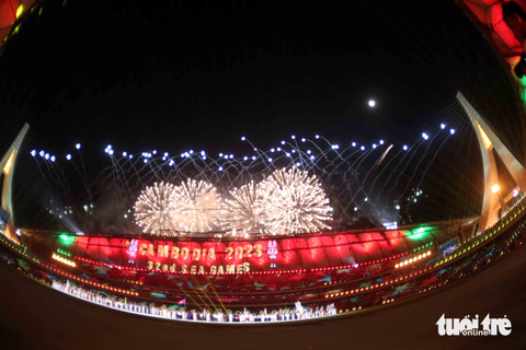 Ngắm pháo hoa đẹp mắt của lễ khai mạc SEA Games 32 - Ảnh 2. Ngắm pháo hoa đẹp mắt của lễ khai mạc SEA Games 32 - Ảnh 2.