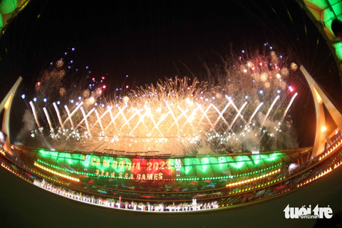 Ngắm pháo hoa đẹp mắt của lễ khai mạc SEA Games 32 - Ảnh 3. Ngắm pháo hoa đẹp mắt của lễ khai mạc SEA Games 32 - Ảnh 3.