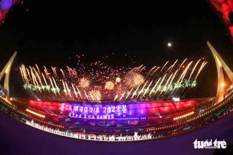 Ngắm pháo hoa đẹp mắt của lễ khai mạc SEA Games 32 - Ảnh 4. Ngắm pháo hoa đẹp mắt của lễ khai mạc SEA Games 32 - Ảnh 4.