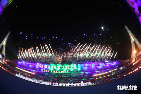 Ngắm pháo hoa đẹp mắt của lễ khai mạc SEA Games 32 - Ảnh 5. Ngắm pháo hoa đẹp mắt của lễ khai mạc SEA Games 32 - Ảnh 5.