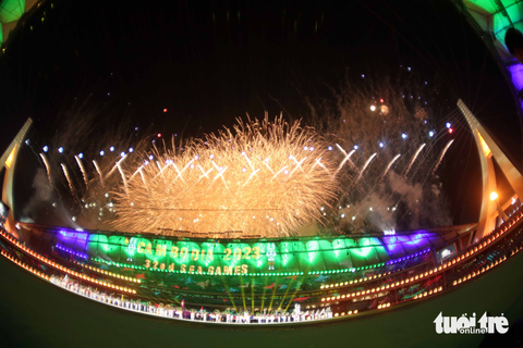 Ngắm pháo hoa đẹp mắt của lễ khai mạc SEA Games 32 - Ảnh 7. Ngắm pháo hoa đẹp mắt của lễ khai mạc SEA Games 32 - Ảnh 7.