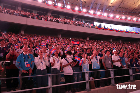 Ngắm pháo hoa đẹp mắt của lễ khai mạc SEA Games 32 - Ảnh 8. Ngắm pháo hoa đẹp mắt của lễ khai mạc SEA Games 32 - Ảnh 8.