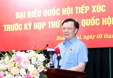 Bí thư Hà Nội Đinh Tiến Dũng: Đã làm cái gì thì phải làm ra tấm, ra miếng - Ảnh 1. Bí thư Thành ủy Hà Nội Đinh Tiến Dũng báo cáo trong buổi tiếp xúc cử tri sáng 5-5 - Ảnh: VIẾT THÀNH