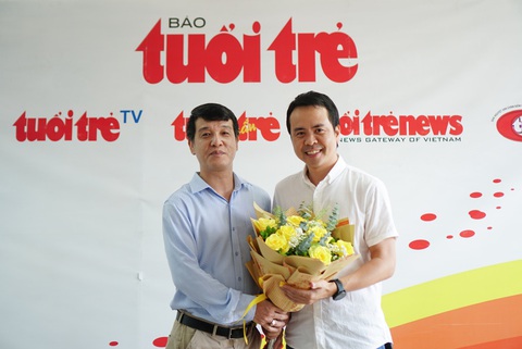 Bác sĩ Thân Mạnh Hùng - phó trưởng khoa cấp cứu, Bệnh viện Bệnh nhiệt đới trung ương - giải đáp thắc mắc của độc giả Tuổi Trẻ trong buổi tư vấn trực tuyến: Giảm biến chứng nặng do COVID-19 và bệnh mùa hè, nhằm hướng dẫn cách phòng ngừa và chăm sóc người bệnh tại nhà - Ảnh: NGUYỄN HIỀN Bác sĩ Thân Mạnh Hùng (phải) - phó trưởng khoa cấp cứu, Bệnh viện Bệnh nhiệt đới trung ương - đến dự buổi tư vấn trực tuyến ngày 5-5 - Ảnh: NGUYỄN HIỀN