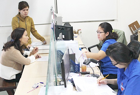 Cán bộ trẻ TP.HCM với ngày thứ bảy tình nguyện giải quyết hồ sơ thủ tục hành chính cho người dân, doanh nghiệp - Ảnh: Q.L. Cán bộ trẻ TP.HCM với ngày thứ bảy tình nguyện giải quyết hồ sơ thủ tục hành chính cho người dân, doanh nghiệp - Ảnh: Q.L.