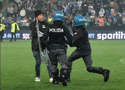 Cổ động viên Napoli tràn xuống sân ăn mừng hỗn loạn - Ảnh 7. Cổ động viên Napoli tràn xuống sân ăn mừng hỗn loạn - Ảnh 7.