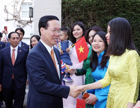 Chủ tịch nước Võ Văn Thưởng thăm cộng đồng người Việt tại Anh - Ảnh 1. Trong chương trình dự Lễ đăng quang của Nhà vua Anh Charles III và Hoàng hậu Camilla, chiều 4-5 (giờ địa phương), tại London, Chủ tịch nước Võ Văn Thưởng gặp gỡ, nói chuyện thân mật với cán bộ, nhân viên Đại sứ quán và đại diện cộng đồng người Việt Nam tại Anh - Ảnh: TTXVN