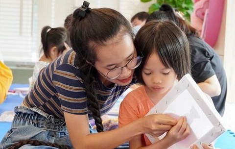 “Dự án vải vụn” với các buổi làm sản phẩm thủ công để cha mẹ và các con cùng làm với nhau - Ảnh: NVCC “Dự án vải vụn” với các buổi làm sản phẩm thủ công để cha mẹ và các con cùng làm với nhau - Ảnh: NVCC