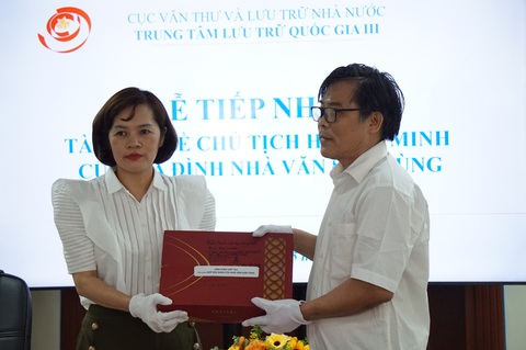 Bản thảo viết tay ‘Búp sen xanh’ của nhà văn Sơn Tùng được đưa về lưu trữ quốc gia - Ảnh 1. Bản thảo viết tay ‘Búp sen xanh’ của nhà văn Sơn Tùng được đưa về lưu trữ quốc gia - Ảnh 1.