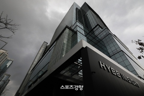 Nhà giàu mới theo nổi thần tượng vì K-pop bào tiền người hâm mộ - Ảnh 2. Nhà giàu mới theo nổi thần tượng vì K-pop bào tiền người hâm mộ - Ảnh 2.