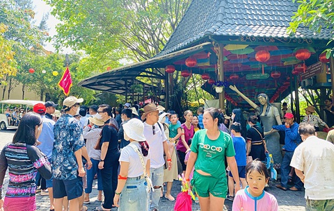 Du khách đến Đà Nẵng trong dịp lễ năm nay phần lớn là khách lẻ - Ảnh: T.LỰC Du khách đến Đà Nẵng trong dịp lễ năm nay phần lớn là khách lẻ - Ảnh: T.LỰC