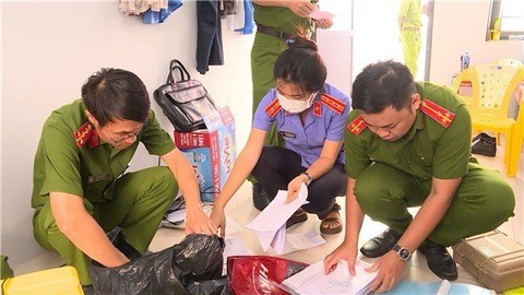 Bắt tạm giam 4 thanh tra giao thông, 5 chủ doanh nghiệp về tội đưa, nhận hối lộ hơn 10 tỉ đồng - Ảnh 2. Bắt tạm giam 4 thanh tra giao thông, 5 chủ doanh nghiệp về tội đưa, nhận hối lộ hơn 10 tỉ đồng - Ảnh 2.