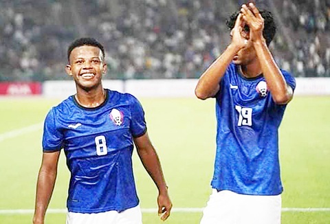 Leng Nora (trái), một trong những cầu thủ chơi ấn tượng của U22 Campuchia ở SEA Games 32 - Ảnh: FFC Leng Nora (trái), một trong những cầu thủ chơi ấn tượng của U22 Campuchia ở SEA Games 32 - Ảnh: FFC