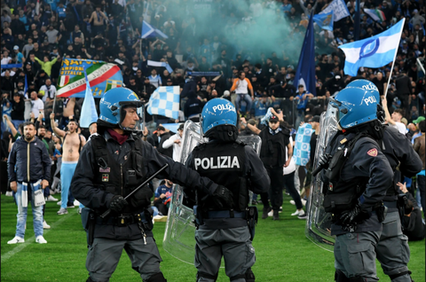 Cổ động viên Napoli tràn xuống sân ăn mừng hỗn loạn - Ảnh 5. Cổ động viên Napoli tràn xuống sân ăn mừng hỗn loạn - Ảnh 5.