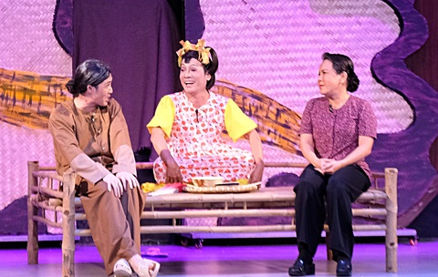 Bộ ba nghệ sĩ Minh Nhí - Việt Hương - Huỳnh Lập gấp rút chuẩn bị cho chương trình thiếu nhi mới - Ảnh: L.Đ. Bộ ba nghệ sĩ Minh Nhí - Việt Hương - Huỳnh Lập gấp rút chuẩn bị cho chương trình thiếu nhi mới - Ảnh: L.Đ.