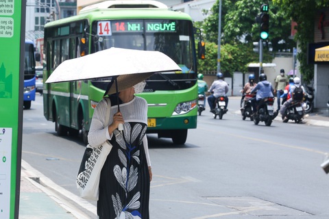 Nắng nóng đỉnh điểm, nhiều nơi trên 40 độ C, cẩn trọng bỏng da - Ảnh 1. Nắng nóng đỉnh điểm, nhiều nơi trên 40 độ C, cẩn trọng bỏng da - Ảnh 1.