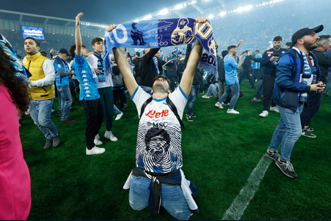 Cổ động viên Napoli tràn xuống sân ăn mừng hỗn loạn - Ảnh 4. Cổ động viên Napoli tràn xuống sân ăn mừng hỗn loạn - Ảnh 4.