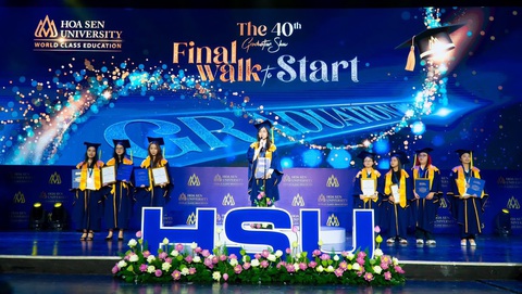 Trải nghiệm của sinh viên ngành Ngôn ngữ Anh - Ảnh 1. Khoảnh khắc "final talk" cất lên tiếng nói khép lại "nhiệm kỳ" 4 năm đại học của các tân khoa Đại học Hoa Sen
