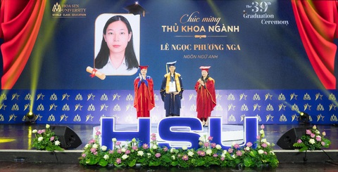 Trải nghiệm của sinh viên ngành Ngôn ngữ Anh - Ảnh 2. Tân thủ khoa Lê Ngọc Phương Nga cho biết môi trường học tập tại HSU giúp bạn tự tin chinh phục những nhà tuyển dụng