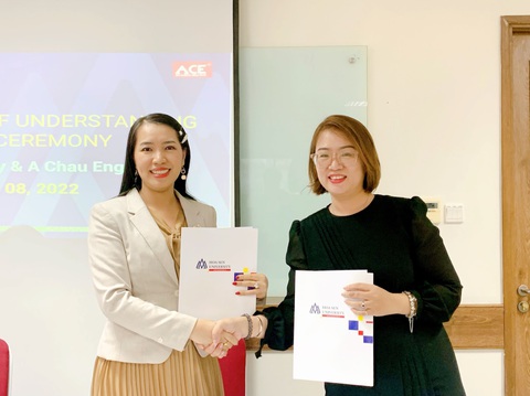 Trải nghiệm của sinh viên ngành Ngôn ngữ Anh - Ảnh 3. Đại diện HSU ký kết hợp tác với doanh nghiệp để hỗ trợ sinh viên trong hoạt động thực tập, việc làm - Ảnh: HSU