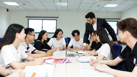 Trải nghiệm của sinh viên ngành Ngôn ngữ Anh - Ảnh 4. Sinh viên HSU học cùng giáo viên người bản xứ - Ảnh: HSU