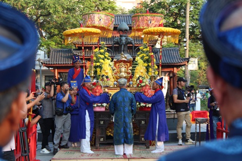 Tế tổ các làng nghề truyền thống bên dòng Hương - Ảnh 1. Tế tổ các làng nghề truyền thống bên dòng Hương - Ảnh 1.