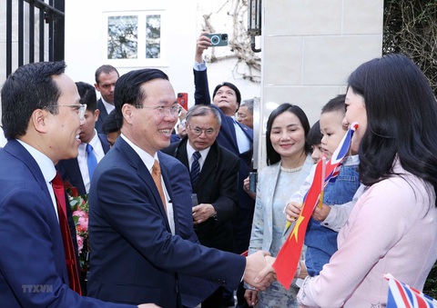 Chủ tịch nước Võ Văn Thưởng với cán bộ, nhân viên Đại sứ quán và đại diện cộng đồng người Việt Nam tại Anh - Ảnh: TTXVN Chủ tịch nước Võ Văn Thưởng với cán bộ, nhân viên Đại sứ quán và đại diện cộng đồng người Việt Nam tại Anh - Ảnh: TTXVN