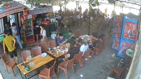 v Hình ảnh đoàn khách tại quán Minh Lưu - Ảnh chụp màn hình camera