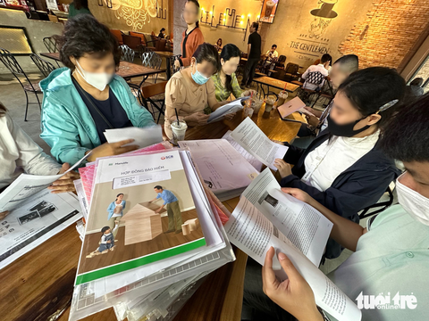 Vụ gửi tiết kiệm bị hô biến thành bảo hiểm nhân thọ: Bộ Công an vào cuộc - Ảnh 1. Vụ gửi tiết kiệm bị hô biến thành bảo hiểm nhân thọ: Bộ Công an vào cuộc - Ảnh 1.