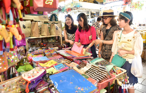 Cơ hội lớn để kích sức mua - Ảnh 1. Giảm thuế VAT, cả người dân, doanh nghiệp lẫn thu ngân sách quốc gia đều có lợi. Trong ảnh: du khách mua sắm tại chợ Bến Thành, quận 1, TP.HCM trưa 5-5 - Ảnh: T.T.D.
