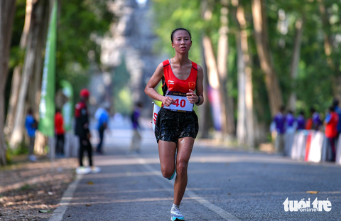 VĐV marathon Việt Nam sốc nhiệt, ngất xỉu sau khi về đích tại SEA Games 32 - Ảnh 1. VĐV marathon Việt Nam sốc nhiệt, ngất xỉu sau khi về đích tại SEA Games 32 - Ảnh 1.