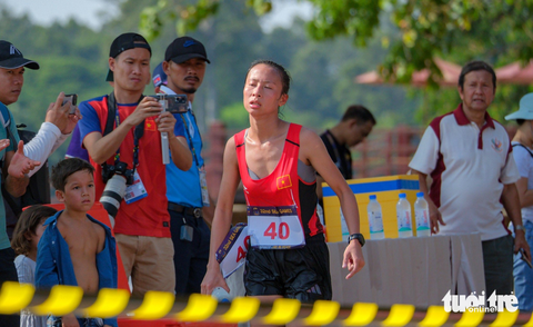VĐV marathon Việt Nam sốc nhiệt, ngất xỉu sau khi về đích tại SEA Games 32 - Ảnh 2. VĐV marathon Việt Nam sốc nhiệt, ngất xỉu sau khi về đích tại SEA Games 32 - Ảnh 2.
