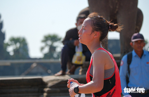 VĐV marathon Việt Nam sốc nhiệt, ngất xỉu sau khi về đích tại SEA Games 32 - Ảnh 3. VĐV marathon Việt Nam sốc nhiệt, ngất xỉu sau khi về đích tại SEA Games 32 - Ảnh 3.