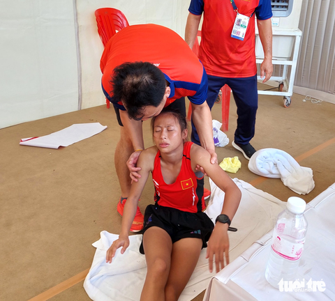 VĐV marathon Việt Nam sốc nhiệt, ngất xỉu sau khi về đích tại SEA Games 32 - Ảnh 4. VĐV marathon Việt Nam sốc nhiệt, ngất xỉu sau khi về đích tại SEA Games 32 - Ảnh 4.