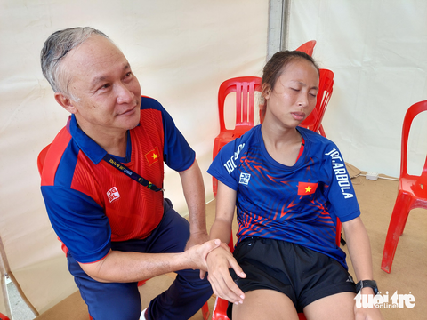 VĐV marathon Việt Nam sốc nhiệt, ngất xỉu sau khi về đích tại SEA Games 32 - Ảnh 5. VĐV marathon Việt Nam sốc nhiệt, ngất xỉu sau khi về đích tại SEA Games 32 - Ảnh 5.