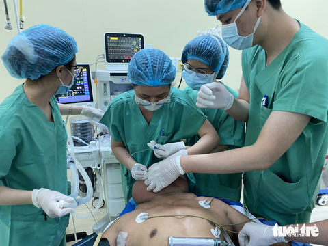 Phẫu thuật khối u 4kg cho người cổ gấu - Ảnh 2. Phẫu thuật khối u 4kg cho người cổ gấu - Ảnh 2.