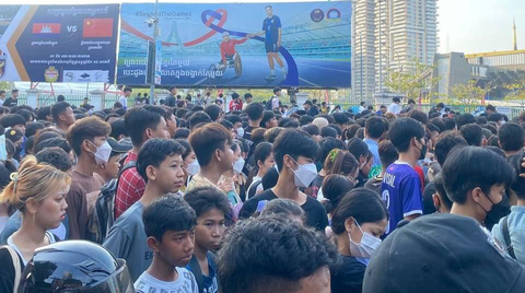 Biển người Campuchia xếp hàng từ 3 giờ sáng nhận vé xem đá bóng - Ảnh 3. Biển người Campuchia xếp hàng từ 3 giờ sáng nhận vé xem đá bóng - Ảnh 3.