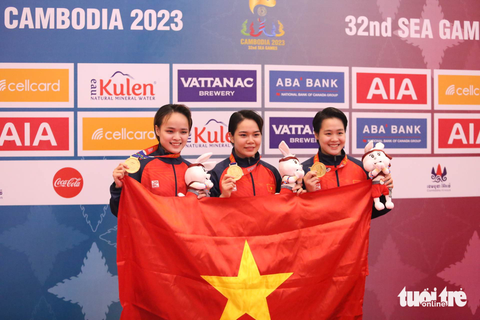 SEA Games 32: Karate mang về 2 tấm huy chương vàng - Ảnh 3. Bộ ba VĐV Nguyễn Ngọc Trâm, Lưu Thị Thu Uyên, Nguyễn Thị Phương nhận HCV - Ảnh: HUY ĐĂNG