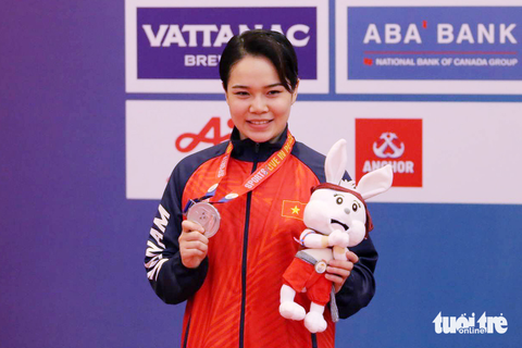 VĐV karate Nguyễn Thị Phương nhận HCB nội dung quyền cá nhân nữ - Ảnh: HUY ĐĂNG VĐV karate Nguyễn Thị Phương nhận HCB nội dung quyền cá nhân nữ - Ảnh: HUY ĐĂNG