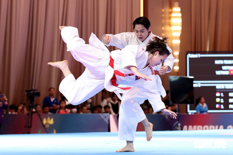 Bài biểu diễn của các cô gái karate Việt Nam ở nội dung kata đồng đội nữ - Ảnh: T.Đ Bài biểu diễn của các cô gái karate Việt Nam ở nội dung kata đồng đội nữ - Ảnh: T.Đ
