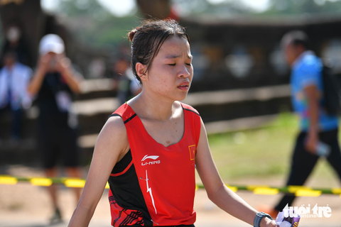 SEA Games 32: Lê Thị Tuyết đoạt huy chương bạc marathon - Ảnh 2. Lê Thị Tuyết tỏ ra khá thất vọng khi chỉ giành HCB. Dù cô đã rất nỗ lực trên đường chạy - Ảnh: NAM TRẦN